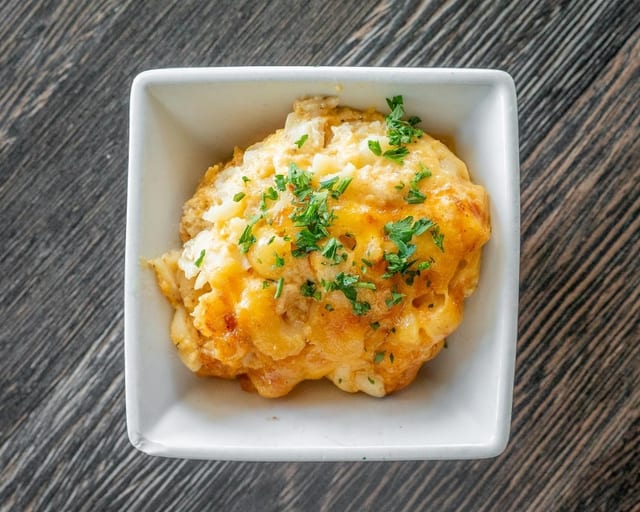MACARONI N' CHEESE.
