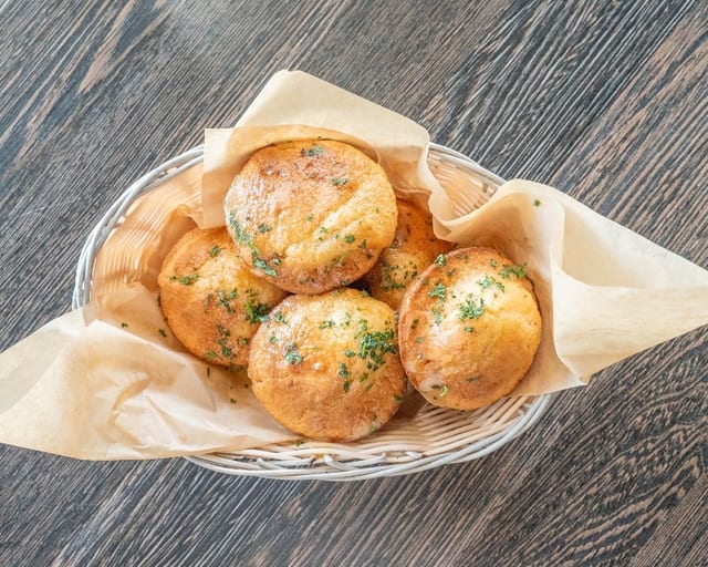 BUSSIN CORNMUFFINS BASKET.