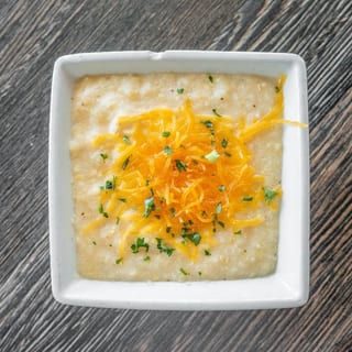 STONE-GROUND CHEDDA CHEESE GRITS